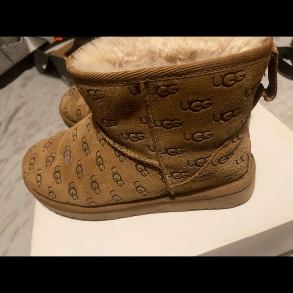 ugg boots . - Picture 2 of 5
